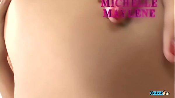 Su culo es grande y sus tetas pequeñas, pero da una cabeza excelente.